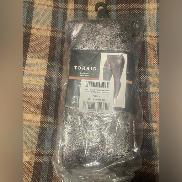 NEW TORRID sz 4 Plus 4X Full Length Signature Waist Crackle Legging - Gunmetal - Picture 2 of 5